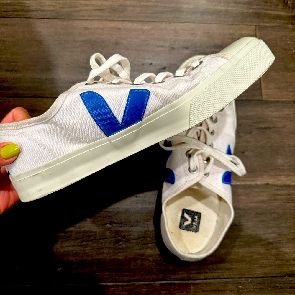 Men’s Veja Wata Canvas Sneakers size 9